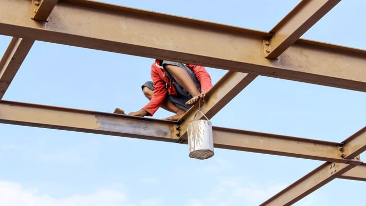Pour acier bâtiment : comment protéger les structures métalliques contre la corrosion ?